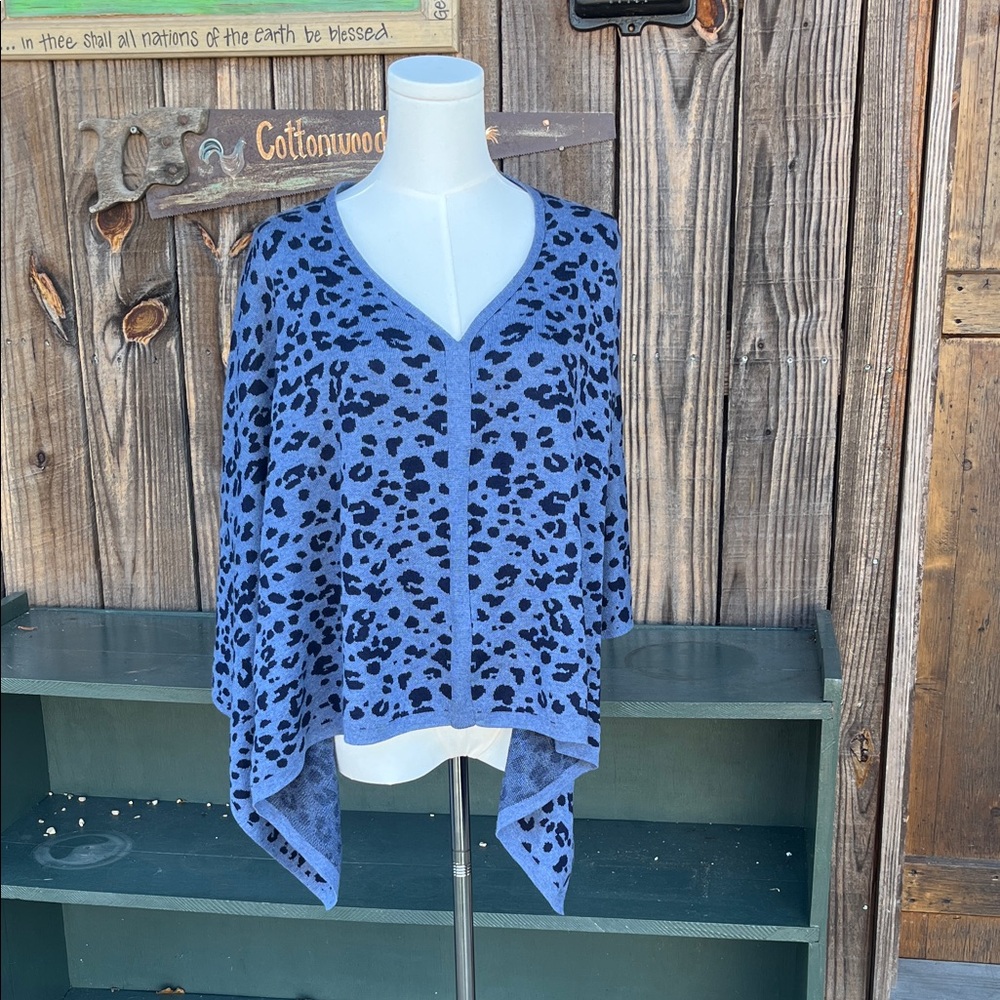 Talbot’s M/L Blue and black Leopard Print poncho 2280